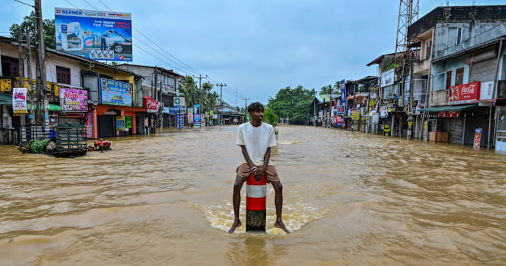 Nhiều con đường ở Kaduwela, ngoại ô Colombo ghi nhận mực nước lên nhanh. (Ảnh: Getty)