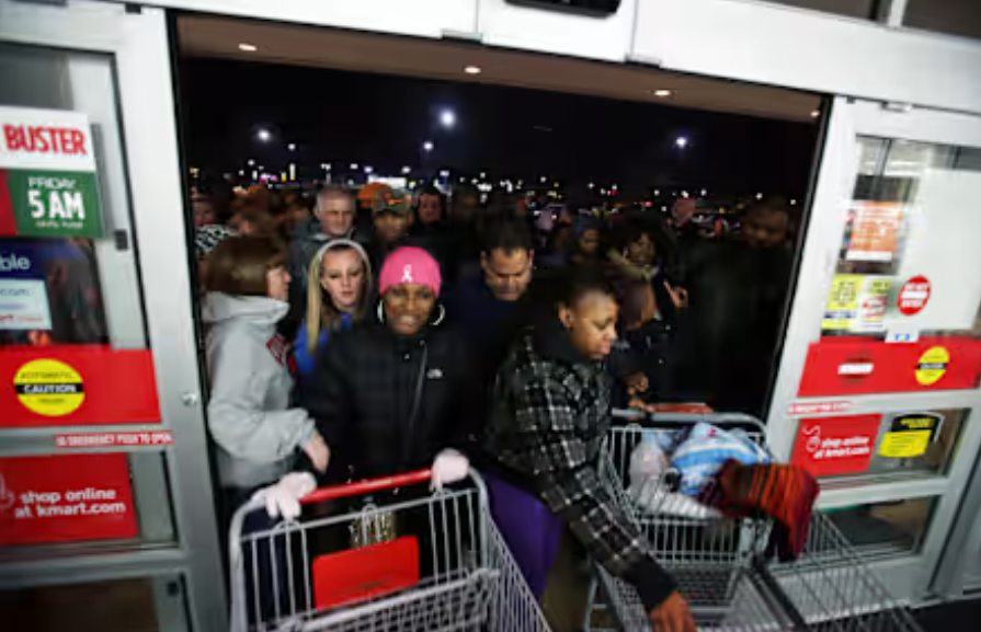 Người mua sắm vào cửa hàng Kmart khi nơi này mở cửa vào đêm Lễ Tạ ơn tại Griffith, Indiana, năm 2012.