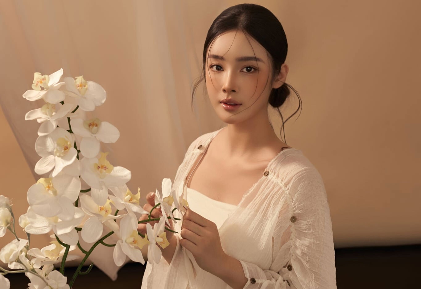 Tân Hoa khôi tích cực hoạt động với vai trò người mẫu ảnh, đại diện cho một số thương hiệu thời trang và làm đẹp.