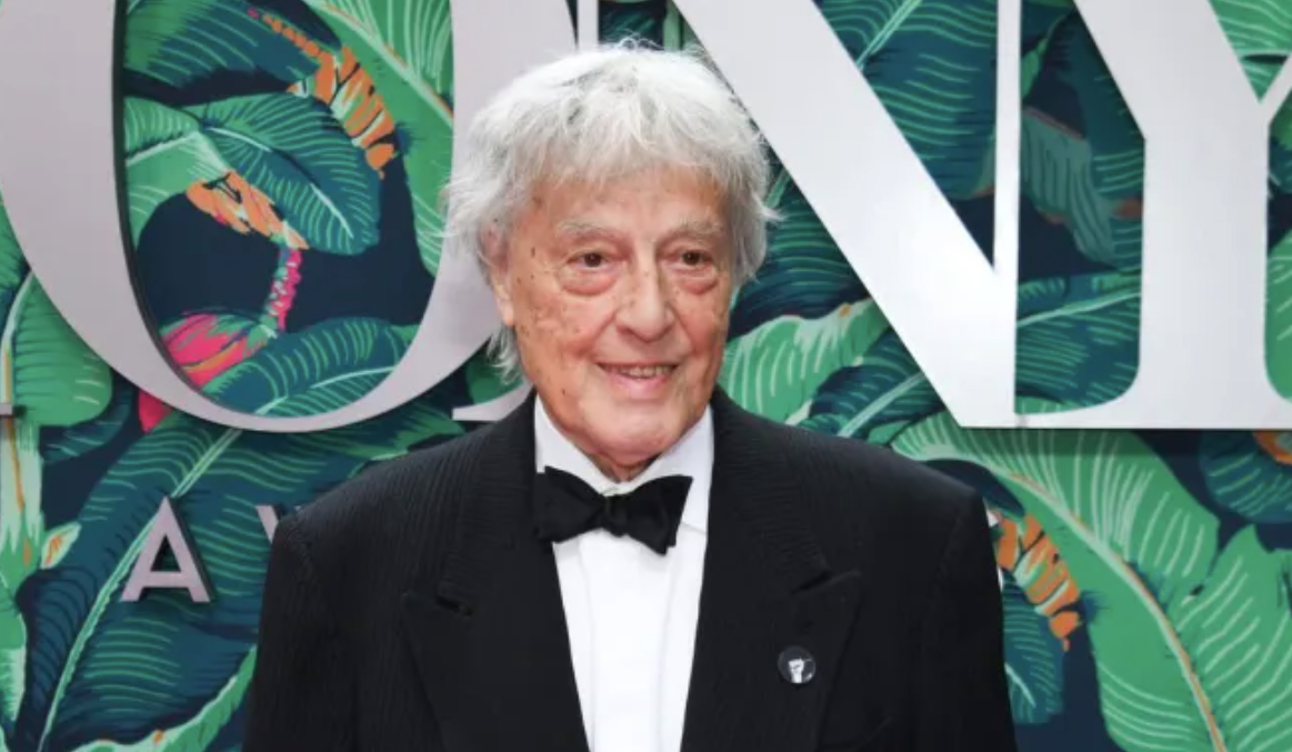 Nhà viết kịch lừng danh Tom Stoppard qua đời ở tuổi 88.