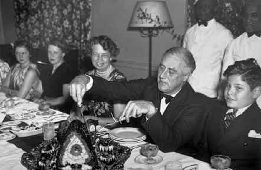 Tổng thống Franklin D. Roosevelt đang cắt gà tây trong bữa tối Lễ Tạ ơn năm 1938.