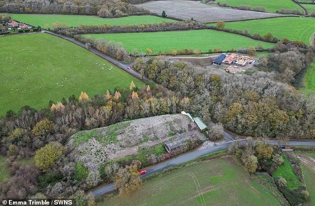 Một bãi rác trộm tại Worcestershire kéo dài hơn 90 mét và cao tới gần 21 mét, tương đương không gian của 8 ngôi nhà lớn. Ảnh: Dailymail