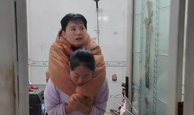 Bà Liu cõng con dâu đi vệ sinh cá nhân, tháng 10/2025. Ảnh: QQ