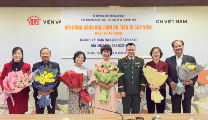 Tự Long chụp ảnh cùng các thầy cô. Ảnh: Lã Lương