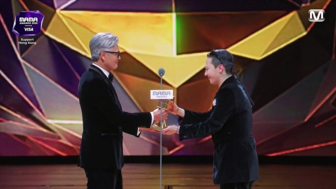 Châu Nhuận Phát (trái) trao giải Nghệ sĩ của năm MAMA 2025 cho G-Dragon. Ảnh: Mnet