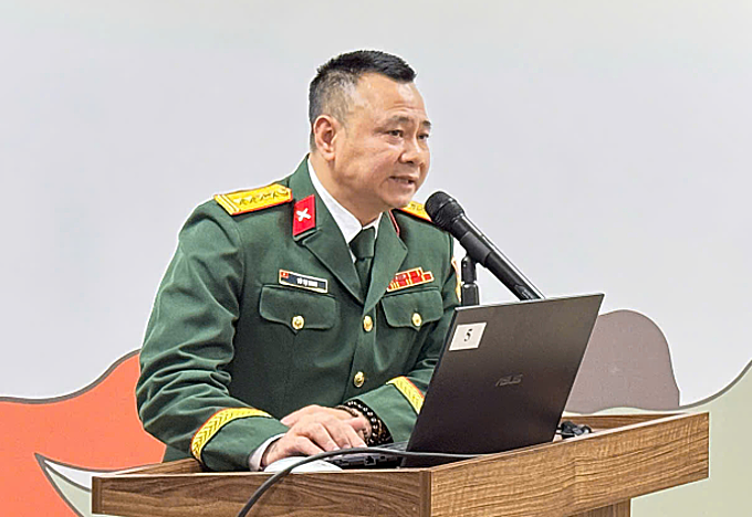 Nghệ sĩ Tự Long trình bày luận án Tiến sĩ. Ảnh: Lã Lương