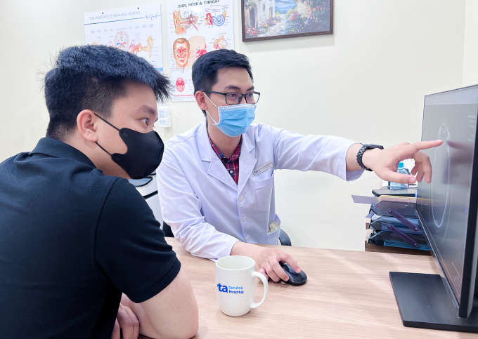 Bác sĩ Nguyên đang tư vấn cho một người bệnh. Ảnh: Phòng khám Đa khoa Tâm Anh