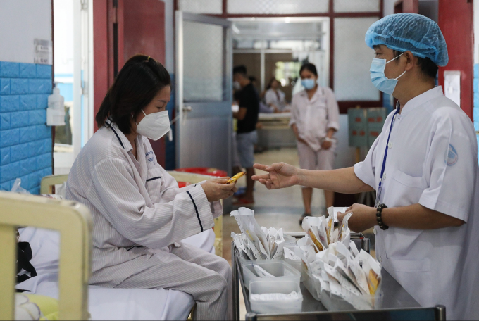 Điều trị sốt xuất huyết tại Bệnh viện Bệnh Nhiệt đới TP HCM. Ảnh: Quỳnh Trần