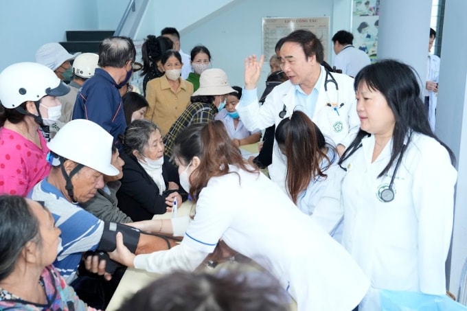 Các bác sĩ Bạch Mai thăm khám cho người dân vùng lũ. Ảnh: Thế Anh