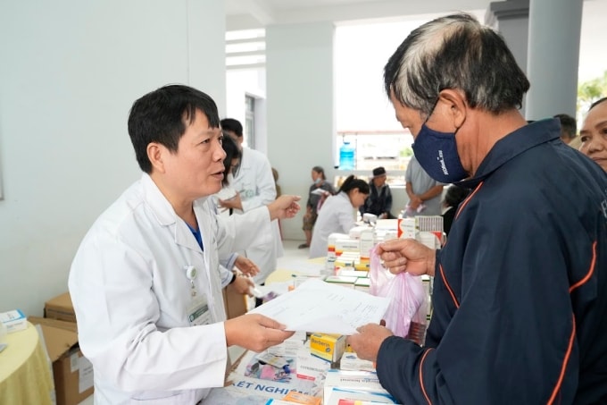 Người dân được nhận thuốc miễn phí. Ảnh: Thế Anh
