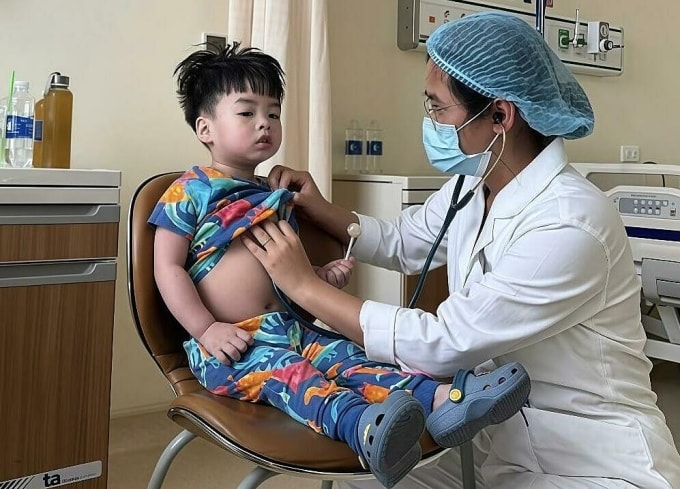 Bác sĩ khám cho bé mắc tay chân miệng trước khi xuất viện. Ảnh: Bệnh viện Đa khoa Tâm Anh