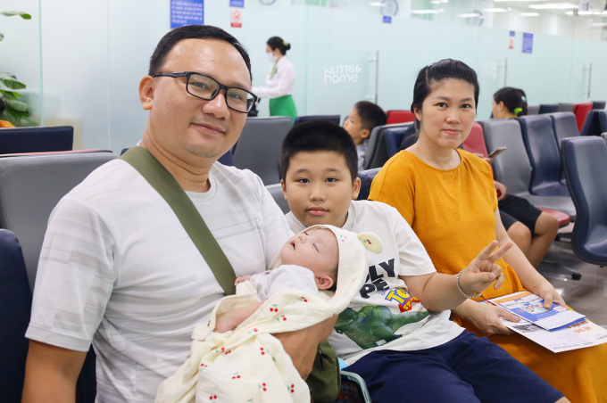 Gia đình chị Hiền đưa con gái út đi tiêm ngừa kháng thể đơn dòng. Ảnh: Trúc Đào