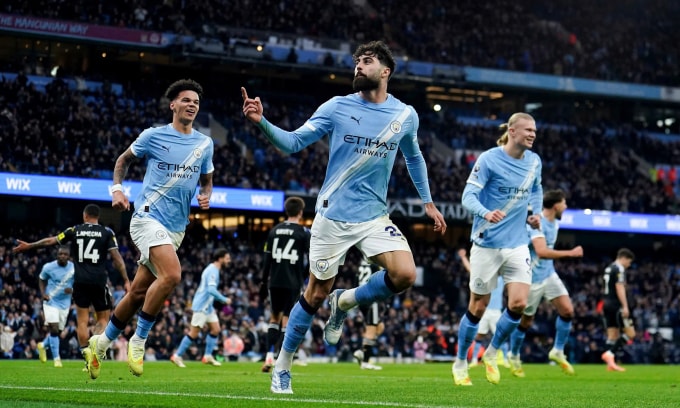 Josko Gvardiol (giữa) mừng bàn thắng nâng tỷ số lên 2-0 cho Man City trước Leeds, trên sân Etihad, thành phố Manchester, Vương quốc Anh ngày 29/11/2025. Ảnh: PA