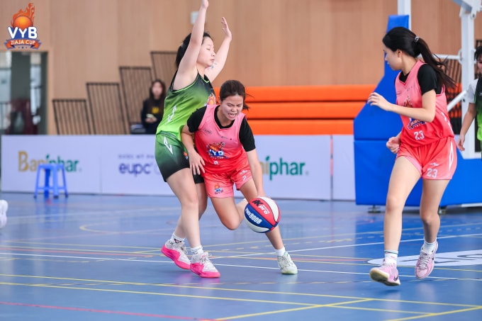 Hà My (hồng, số 2) dẫn bóng trong trận bán kết Giải bóng rổ Trẻ VnExpress, tại Cung Thiếu nhi Hà Nội cơ sở 2 hôm 30/11. Ảnh: VYB