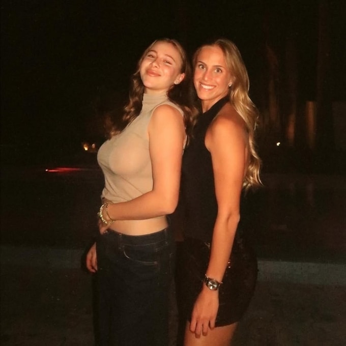 Anisimova (trái) bên người bạn thân trong dịp Lễ tạ ơn tại New York, Mỹ hôm 28/11. Ảnh: Instagram