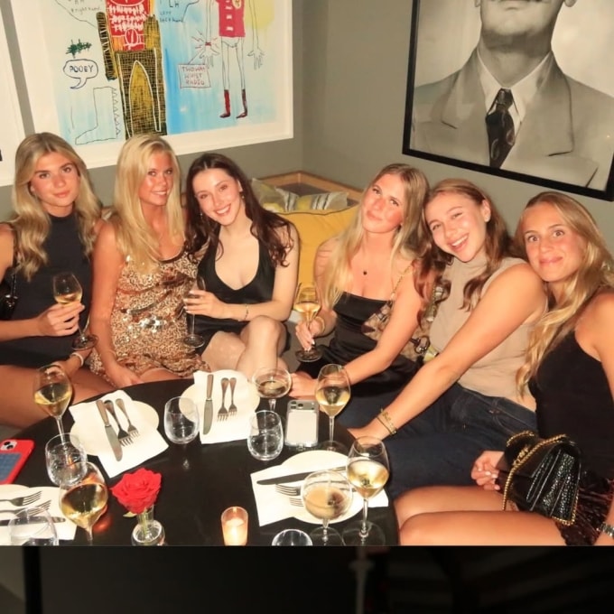 Nhóm bạn thân góp phần giúp Anisimova (thứ hai từ phải sang) dần tìm lại niềm vui trong cuộc sống. Ảnh: Instagram