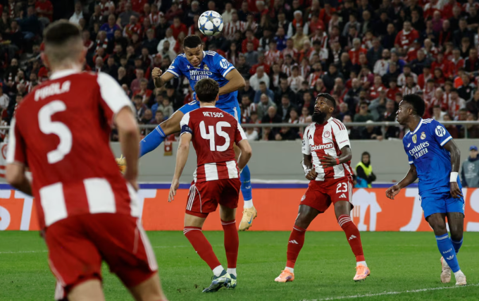 Mbappe bật cao đánh đầu ghi bàn trong trận Real thắng Olympiacos ở lượt năm vòng bảng Champions League, trên sân Georgios Karaiskakis, Piraeus, Hy Lạp ngày 26/11/2025. Ảnh: Reuters