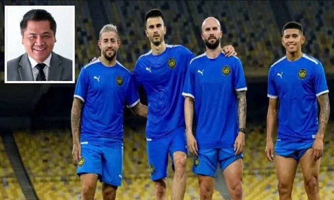 Luật sư Nik Erman Nik Roseli và bốn trong bảy cầu thủ nhập tịch Malaysia. Ảnh: Sinar Harian