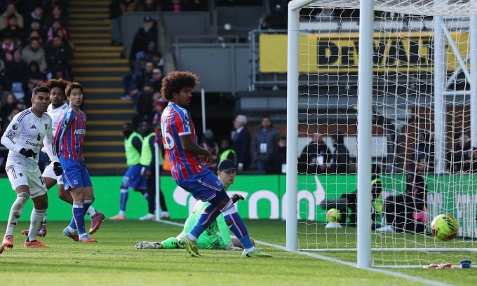 Tình huống Zirkzee gỡ hòa 1-1. Ảnh: Reuters