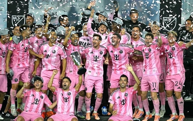 Messi (đứng giữa) cùng đồng đội mừng chức vô địch miền đông MLS Cup sau trận thắng New York City 5-1 tối 29/11. Ảnh: Reuters