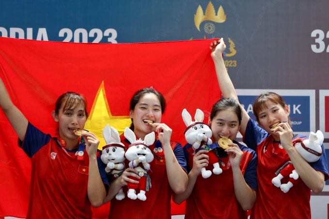 Thảo My và Thảo Vy cùng Huỳnh Thị Ngoan (trái) và Tiểu Duy (phải) giành HC vàng lịch sử cho bóng rổ Việt Nam ở nội dung 3x3 tại SEA Games 32 ở Campuchia năm 2023. Ảnh: Hiếu Lương