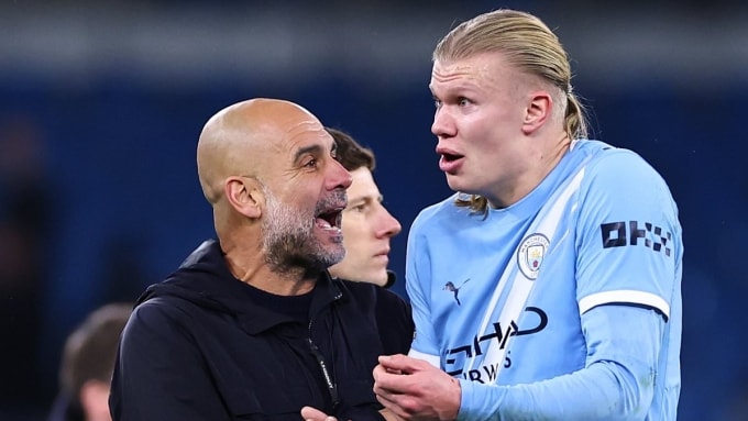 HLV Pep Guardiola (trái) tranh luận với Erling Haaland sau trận Man City thắng Leeds 3-2 trên sân Etihad, thành phố Manchester, Vương quốc Anh ngày 29/11/2025. Ảnh: Daily Mail