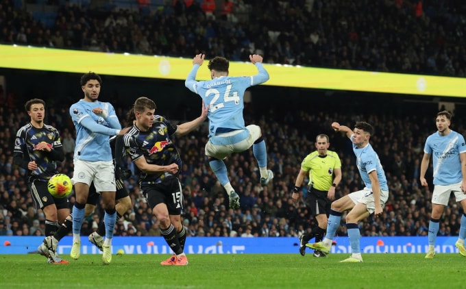 Tình huống Phil Foden (thứ hai từ phải sang) ghi bàn quyết định cho Man City. Ảnh: Reuters