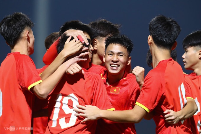 Cầu thủ Việt Nam mừng chiến thắng 4-0 trước Malaysia ở lượt cuối bảng C vòng loại U17 châu Á 2026, trên sân PVF ở Hưng Yên ngày 30/11/2025. Ảnh: Như Huynh.