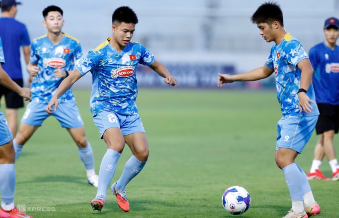 Tiền vệ Trần Thành Trung (số 21) trong buổi tập cùng U22 Việt Nam tại sân Bà Rịa (TP HCM) ngày 26/11. Ảnh: Đức Đồng