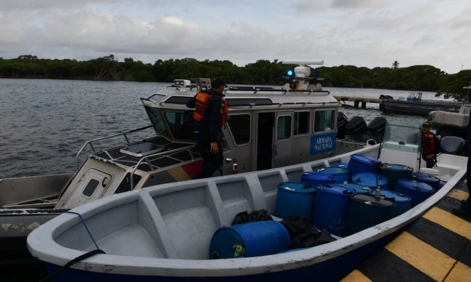 Một xuồng chở 200 kg ma túy bị hải quân Colombia chặn lại và đưa vào cảng hồi tháng 8. Ảnh: Hải quân Colombia