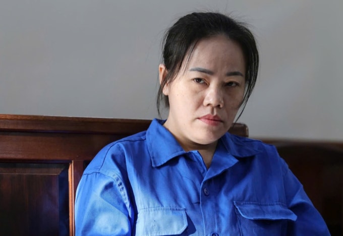 Bích ngồi lặng lẽ chờ phiên tòa xét xử. Ảnh: Phước Tuấn