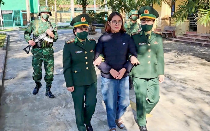 Hoàng Thị Thuần (hàng đầu, giữa), bị trinh sát khống chế. Ảnh: Hùng Lê