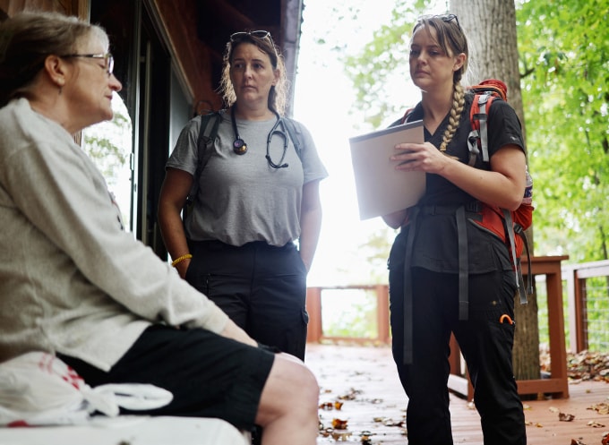 Bác sĩ Khristina Meissner và y tá Jen Felter kiểm tra sức khỏe và kê toa thuốc cho một người dân ở Bắc Carolina vào tháng 10/2024, sau khi bão Helene gây lũ lụt ở khu vực. Ảnh: AFP