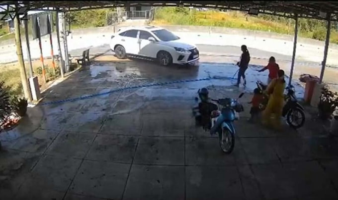 Thời điểm ôtô lao vào nhóm phụ nữ đứng trước sân. Ảnh: Người dân cung cấp