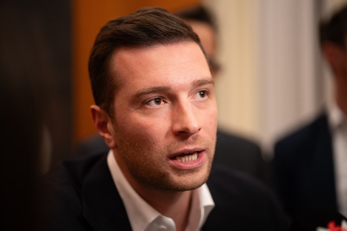 Lãnh đạo đảng cực hữu Mặt trận Quốc gia của Pháp Jordan Bardella tại buổi ký tặng sách ở Nice ngày 7/11. Ảnh: AFP