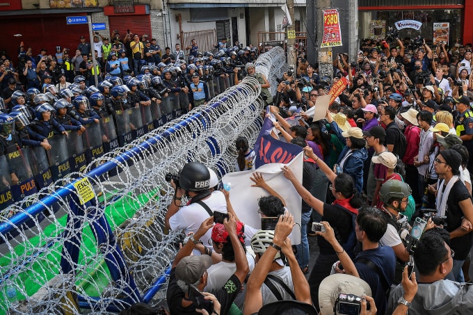 Người biểu tình đối đầu cảnh sát chống bạo động gần Phủ Tổng thống ở thủ đô Manila ngày 30/11. Ảnh: AFP