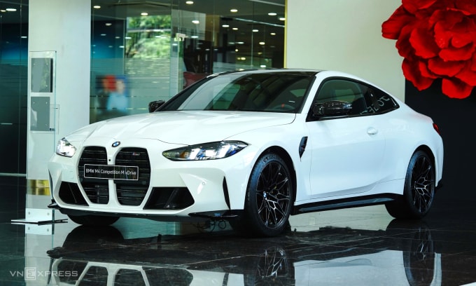 BMW M4 Competition tại một showroom chính hãng ở TP HCM. Ảnh: Thành Nhạn