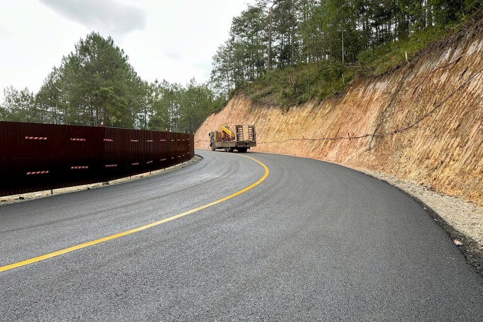 Đường tạm qua khu vực sạt lở hoàn thành. Ảnh: Khánh Hương