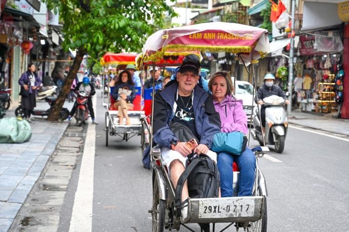 Du khách trải nghiệm thời tiết đầu mùa đông năm 2025 ở Hà Nội. Ảnh: Giang Huy