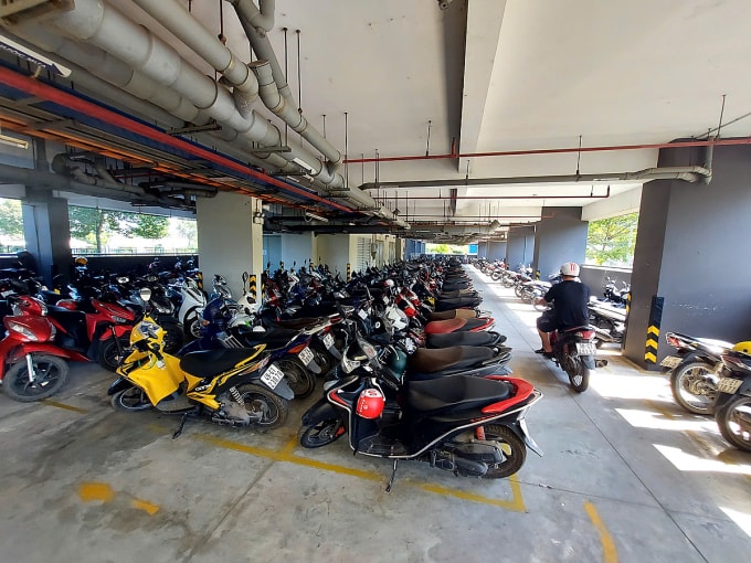 Bãi xe ở một chung cư tại TP Thủ Đức (cũ) chưa có vị trí dành cho sạc xe điện, ngày 30/11. Ảnh: Giang Anh