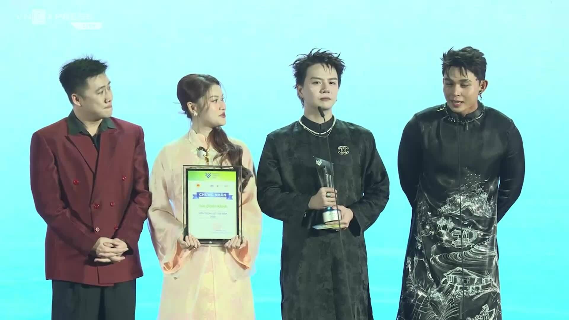 Đại diện êkíp Gia đình Haha nhận giải 'Hiện tượng số của năm'