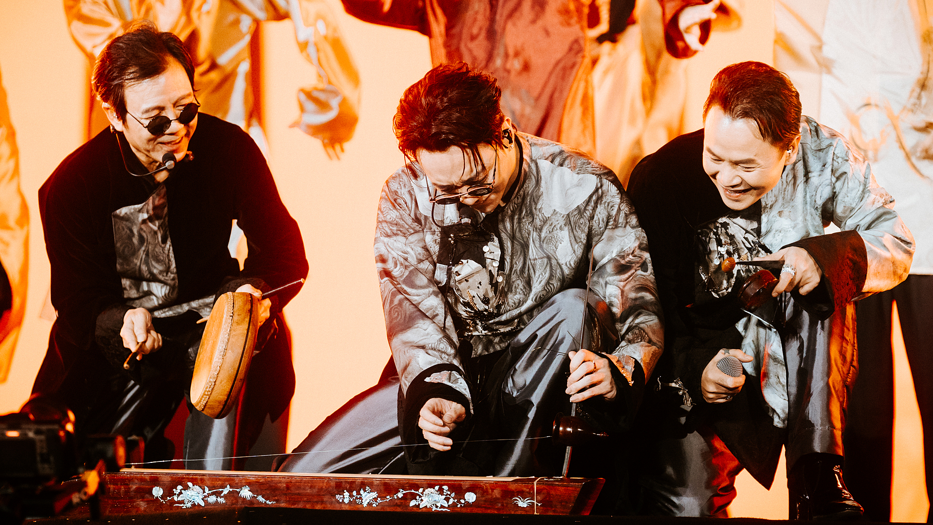 Soobin đánh đàn bầu, hát 'Mục hạ vô nhân' cùng bố và Binz