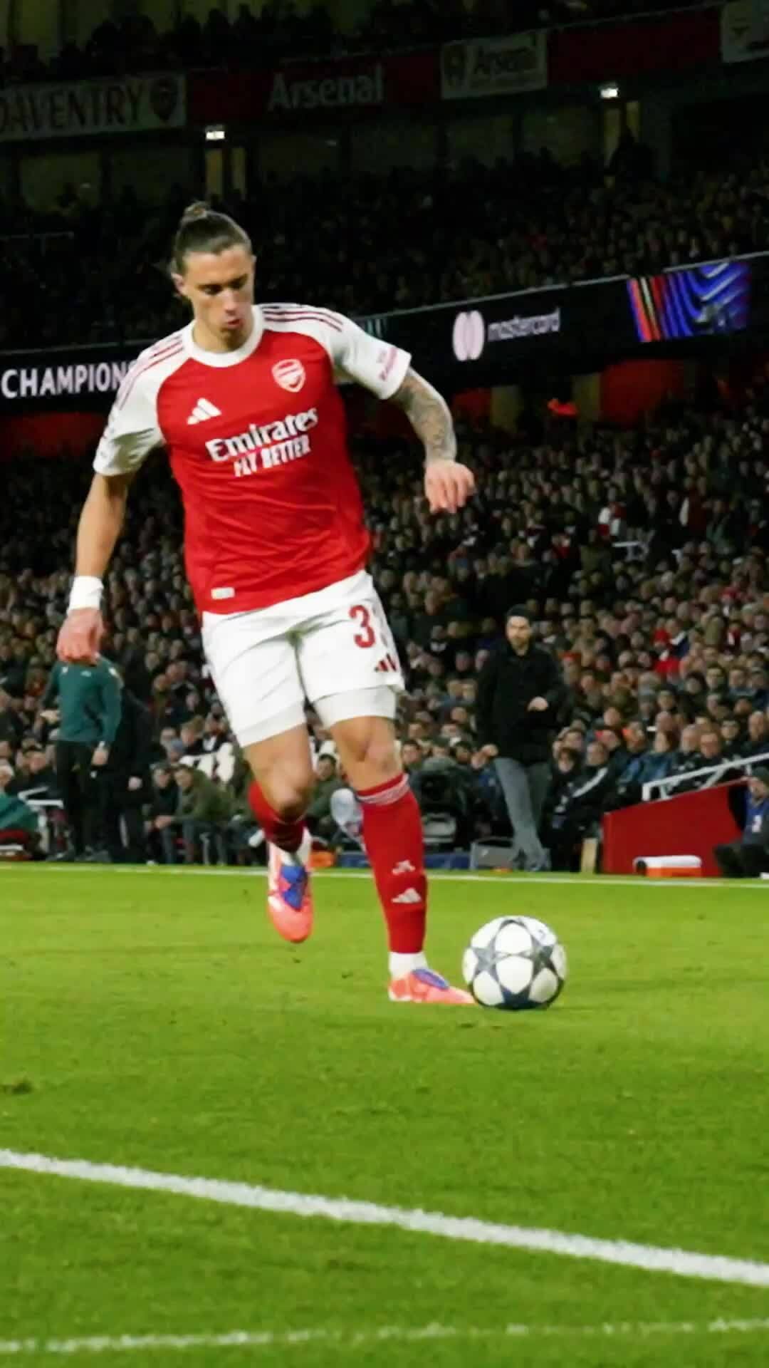 Madueke ghi bàn vào lưới Bayern