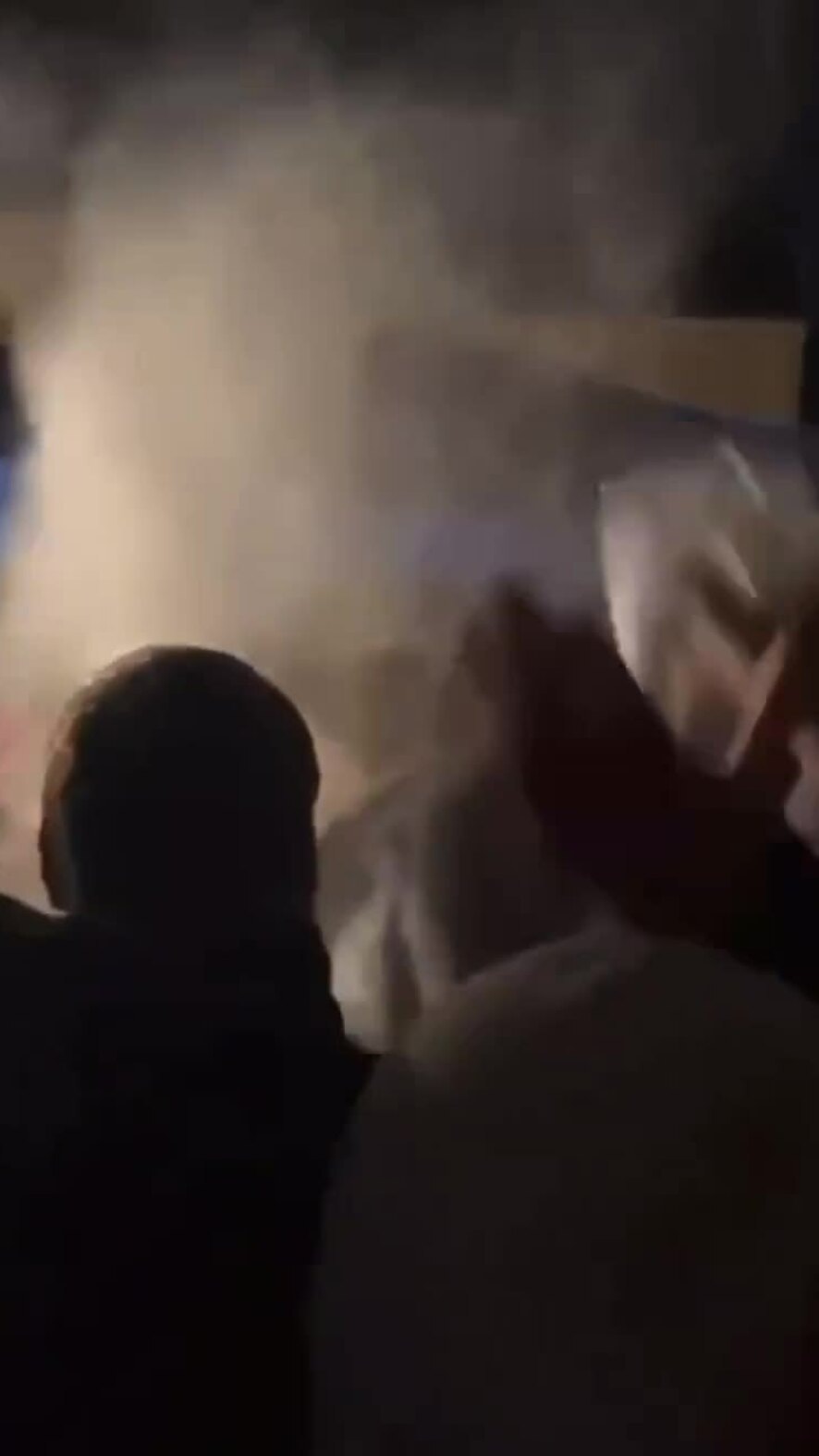 Lãnh đạo đảng cực hữu Pháp bị ném trứng, bột mì