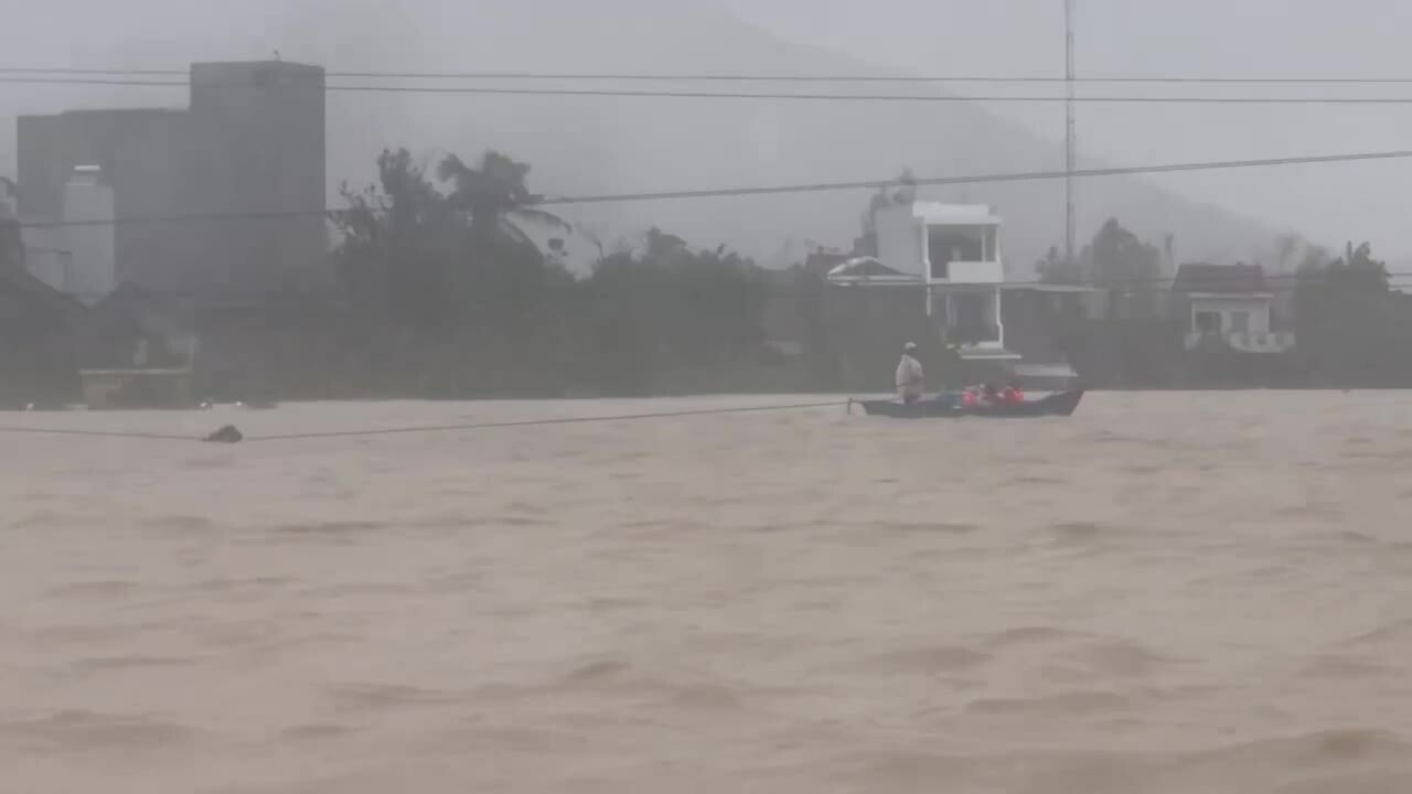 Một tháng lái xuồng cứu hộ từ Bắc vào Nam