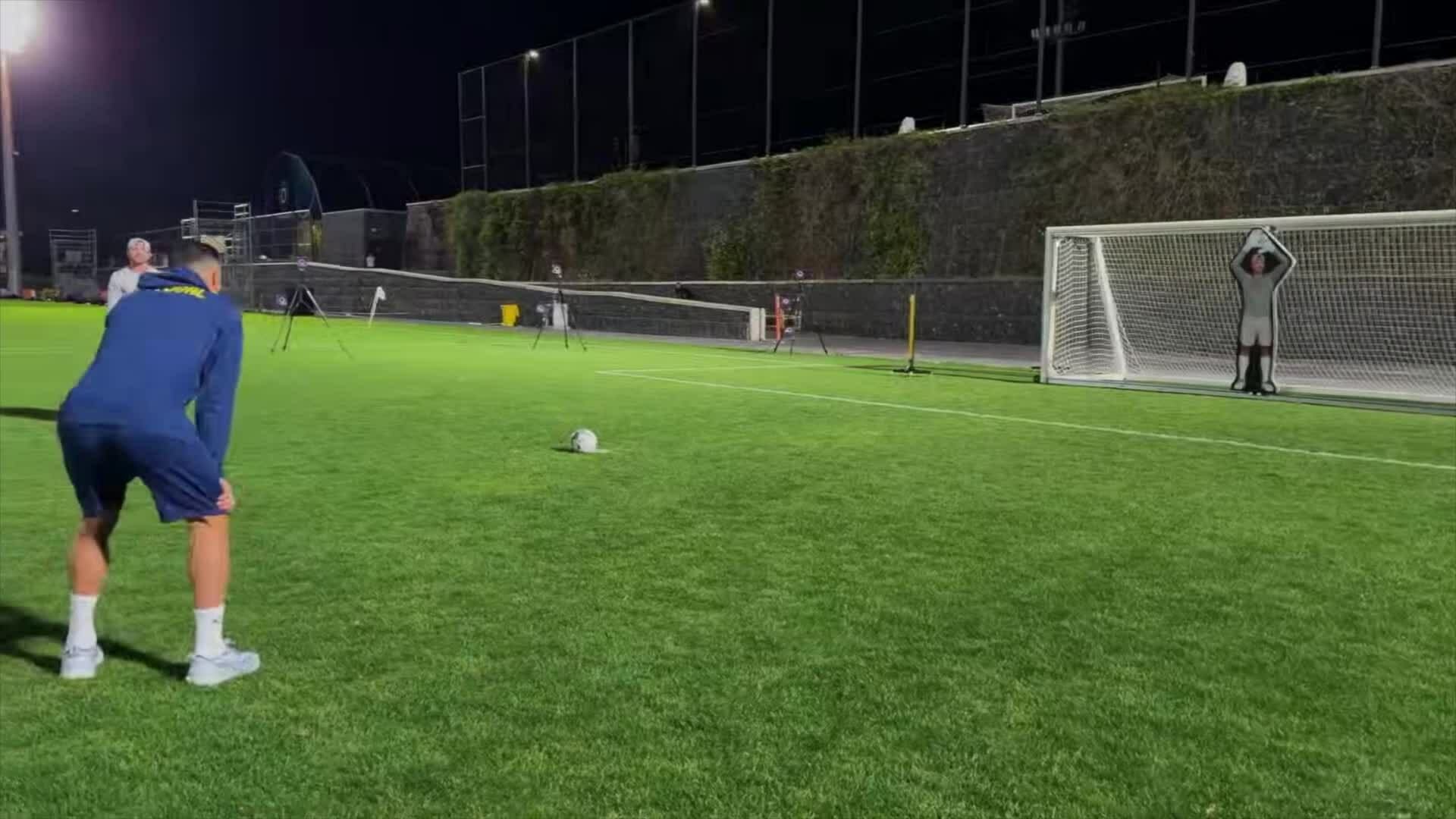 Ronaldo đấu thủ môn robot do cựu kỹ sư NASA chế tạo