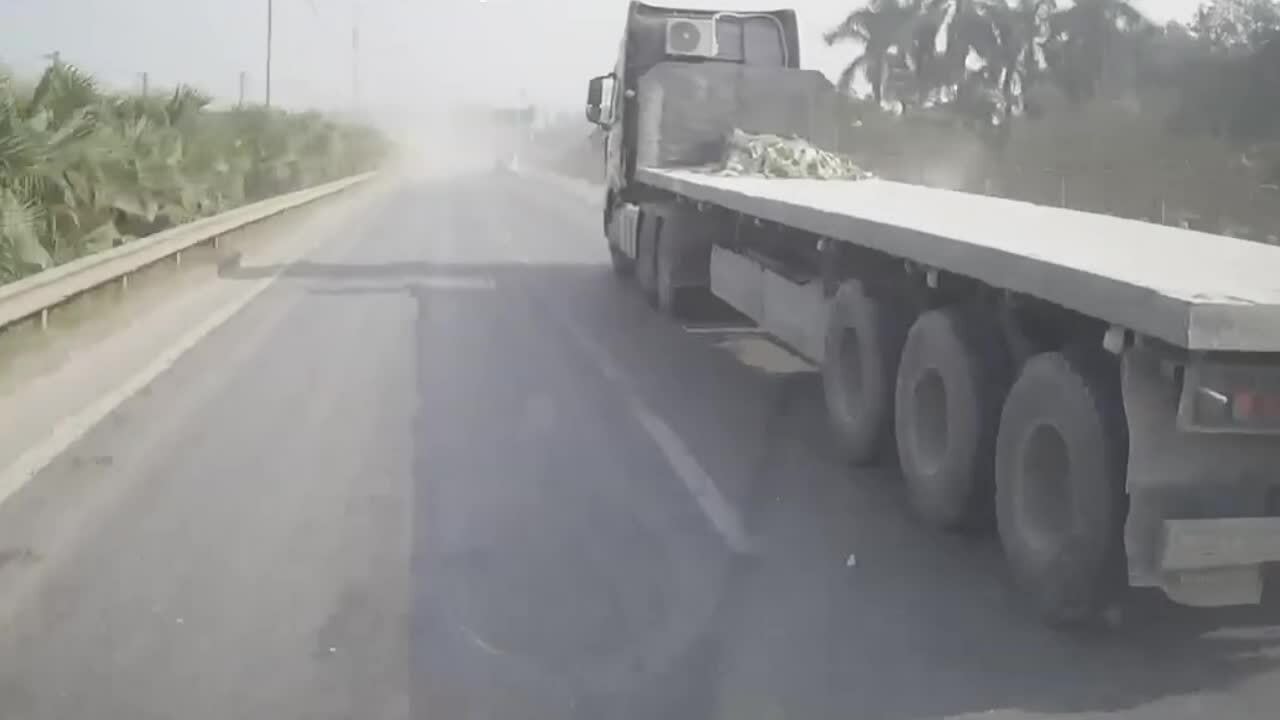 Xe khách tông trúng xe hút rác trên cao tốc Hà Nội - Thái Nguyên