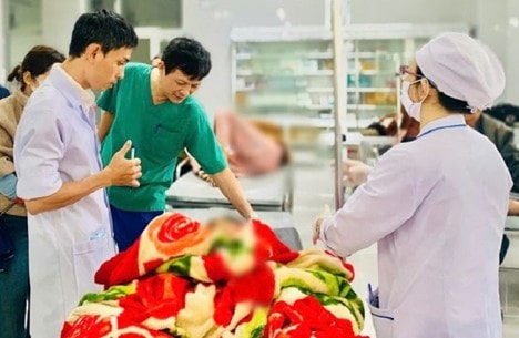 Vụ tai nạn khiến 13 học sinh bị thương: Bệnh viện Đa khoa Quảng Ngãi kích hoạt báo động đỏ- Ảnh 1. Vụ tai nạn khiến 13 học sinh bị thương: Bệnh viện Đa khoa Quảng Ngãi kích hoạt báo động đỏ- Ảnh 1.