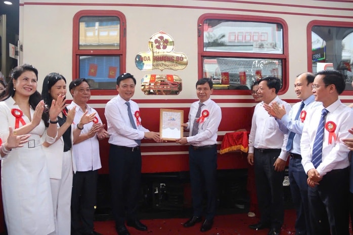 Vé VIP trên tàu du lịch Hà Nội - Hải Phòng có giá tới 300.000 đồng/lượt- Ảnh 2. Vé VIP trên tàu du lịch Hà Nội - Hải Phòng có giá tới 300.000 đồng/lượt- Ảnh 2.