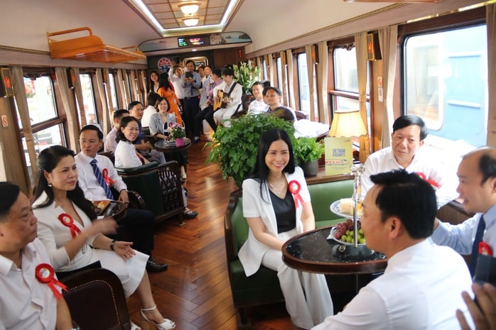 Vé VIP trên tàu du lịch Hà Nội - Hải Phòng có giá tới 300.000 đồng/lượt- Ảnh 3. Vé VIP trên tàu du lịch Hà Nội - Hải Phòng có giá tới 300.000 đồng/lượt- Ảnh 3.